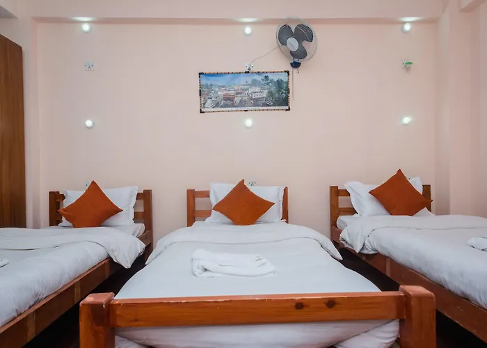 Hostel Famous House *