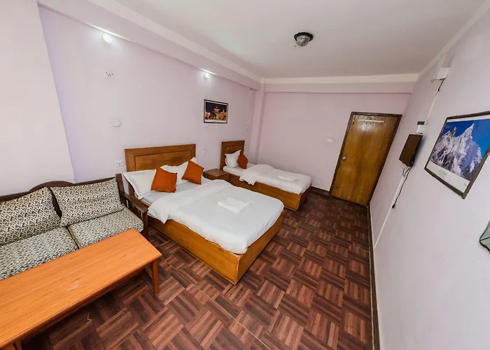 Hostel Famous House