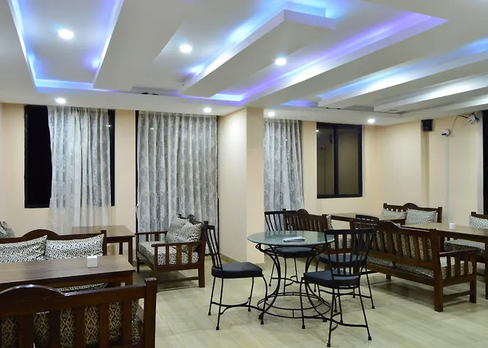 Hostel Famous House *