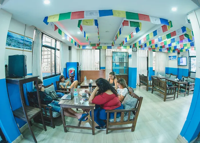 Hostel Famous House