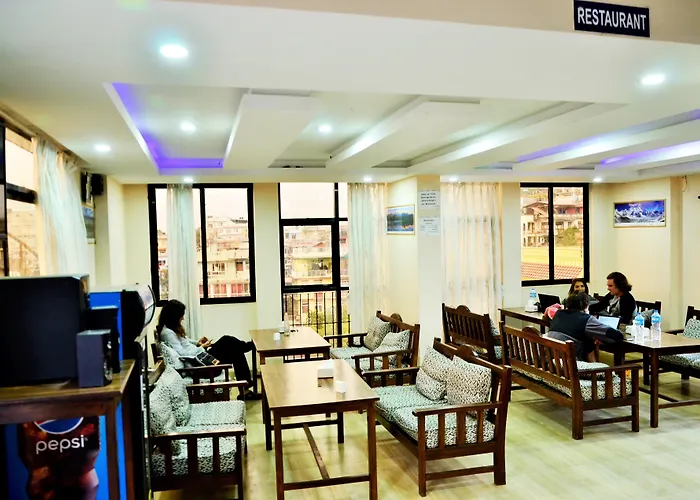 Famous House Hostel *