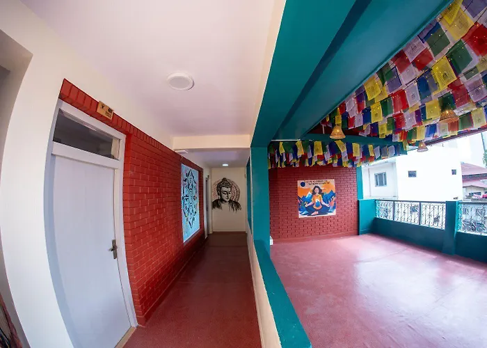 Hostel Famous House *