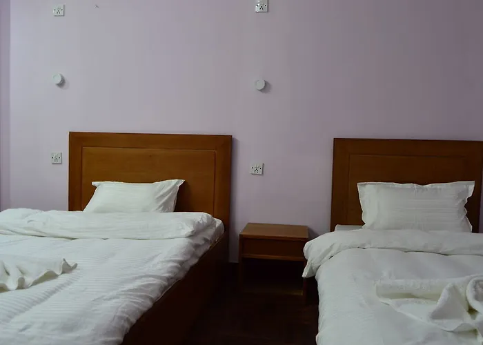 Hostel Famous House *