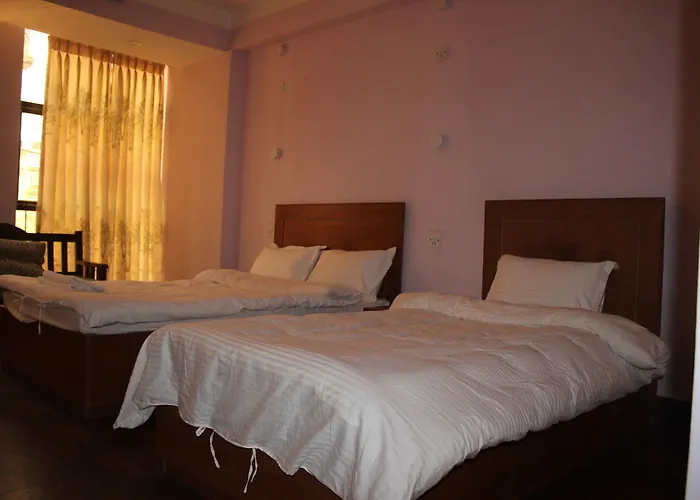 Hostel Famous House *
