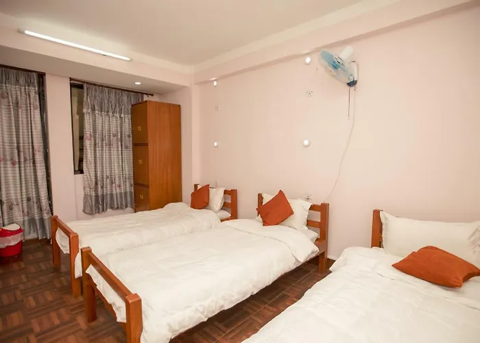 Hostel Famous House
