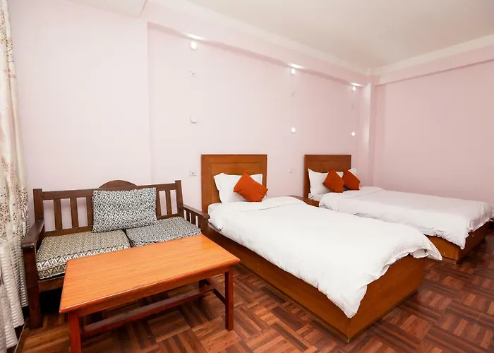Hostel Famous House *