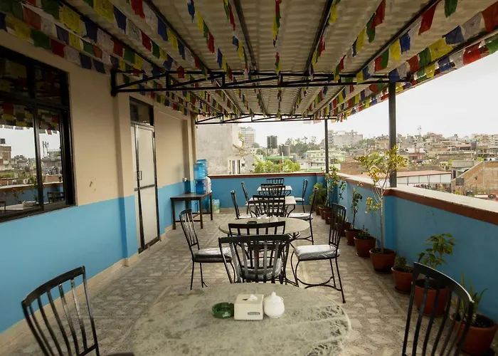 Hostel Famous House *